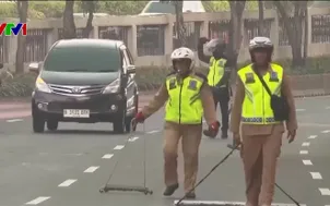 Đội rà quét đinh trên đường phố Indonesia
