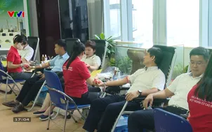 Hiến máu cứu người - " Giọt hồng yêu thương". 
