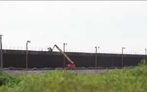 Mỹ dựng thêm hàng rào trên tường biên giới với Mexico