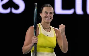 Aryna Sabalenka ngược dòng giành vé vào bán kết Wimbledon 2025