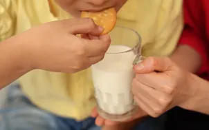 Chọn món ăn nhẹ cho trẻ