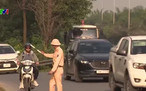 Cảnh sát giao thông xử lý xe máy đi vào cao tốc