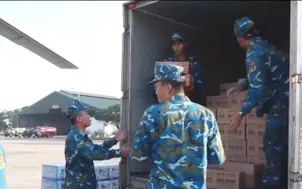 Huy động trực thăng cứu trợ các địa phương bị lũ lụt chia cắt