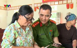Cán bộ cơ sở giúp dân chuyển đổi số