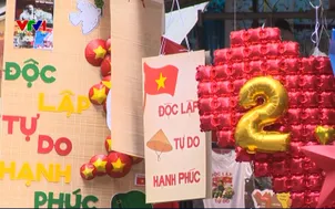 Nhộn nhịp mua sắm vật phẩm lưu niệm dịp lễ 2/9