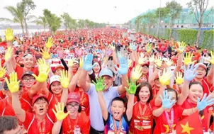 Bức tranh hoa tay từ giải chạy Việt Nam Tôi Đó: Mỗi dấu ấn là một lời hứa hành động 