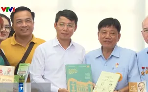 Trao tặng tủ sách Bác Hồ cho khu di tích tại Thái Lan