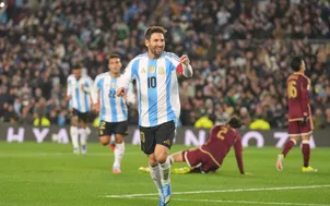 Messi lập cú đúp đầy cảm xúc trong chiến thắng của ĐT Argentina