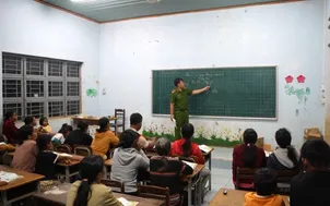 Lớp học xóa mù chữ của chiến sĩ công an