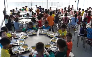 Bữa cơm 10 ngàn đồng của học sinh bán trú