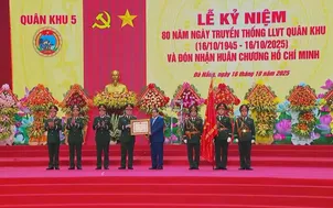 Quân khu 5 đón nhận Huân chương Hồ Chí Minh