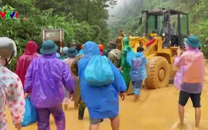 Sẻ chia ấm lòng giữa mưa lũ