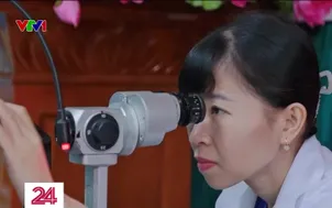 Y, bác sĩ tình nguyện khám mắt cho trẻ em vùng lũ Thái Nguyên
