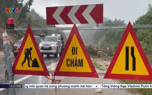 Sạt lở, chia cắt giao thông nghiêm trọng tại miền Trung