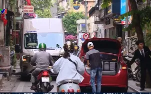 Phố cổ chật chội khi xe du lịch cỡ lớn hoạt động lại