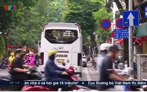 Phố cổ chật chội khi xe du lịch cỡ lớn hoạt động lại 