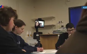 Robot chắp cánh ước mơ học tập