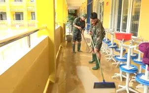 Khẩn trương khôi phục trường học sau lũ