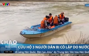 Cứu hộ 3 người dân bị cô lập do nước lũ 