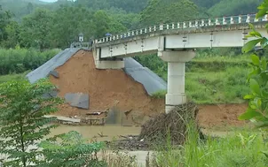 Nguy cơ mất an toàn do cầu bị sạt lở
