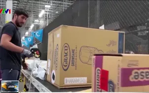 Các tập đoàn bán lẻ Mỹ tăng giá bán do thuế quan 