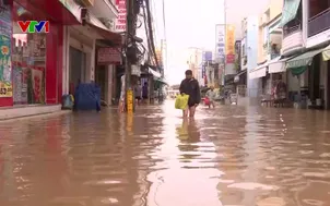 Người dân chật vật với triều cường