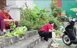 Người phụ nữ thiếu một tay giúp người khuyết tật không công