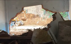 Quốc lộ 40B sạt lở làm hư hại nhiều nhà dân ven đường