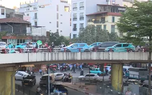 Ùn tắc nghiêm trọng tại cầu Chương Dương