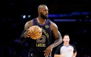 Lebron James ghi dấu ấn trong ngày trở lại với NBA