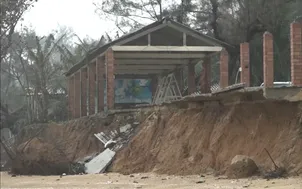 Nhiều bãi biển bị xâm thực sau mưa bão