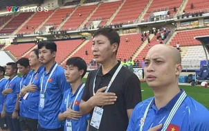 Gặp sự cố âm thanh, U22 Việt Nam và U22 Lào phải hát "chay" quốc ca