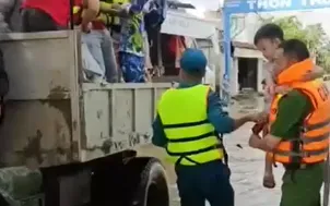 Khánh Hòa khẩn trương di dời dân khi lũ từ thượng nguồn đổ về Bắc Nha Trang