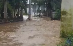 Cận cảnh lũ dâng nhanh sáng 4/12 tại thôn Vĩnh Trung, Tây Nha Trang