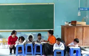 Chung tay giúp học sinh vùng lũ đến lớp