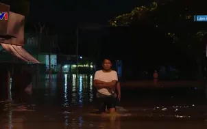 Nước dâng cao, xuyên đêm đưa người dân đến nơi an toàn