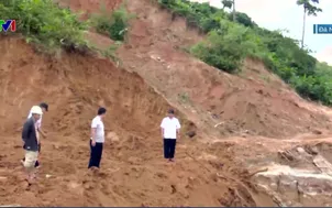 Hàng trăm hộ dân bị cô lập do sạt lở