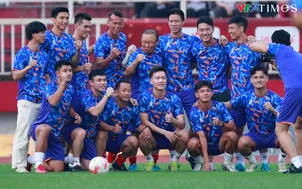 HLV Park Hang-seo xỏ giày ra sân, cùng Tiến Linh và nhiều học trò cũ "Lan toả yêu thương"