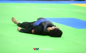 Trúng đòn phạm quy, võ sĩ Việt Nam ngất xỉu nhưng đối thủ được xử thắng knock-out