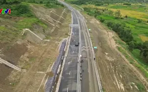 Trượt lở núi gây đứt gãy cao tốc