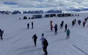 Giải chạy lùi đầu tiên tại Nam Cực