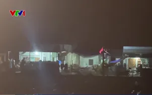 Xuyên đêm xây nhà cho người dân vùng lũ