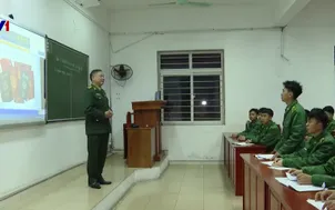 Những người lính biên phòng nâng bước em tới trường