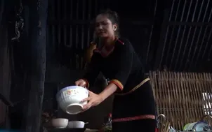 Phụ nữ Ê Đê giữ bếp lửa