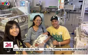 Em bé an toàn chào đời sau khi phát triển bên ngoài tử cung của mẹ 