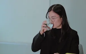 Trời lạnh không khát, nhiều người trẻ đang uống quá ít nước