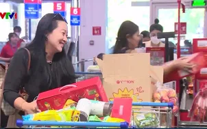 Người tiêu dùng thận trọng mua sắm Tết
