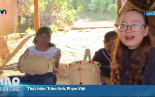 Ngày mới với công việc đan gùi dân tộc