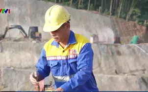 Những người công nhân trên công trường trọng điểm