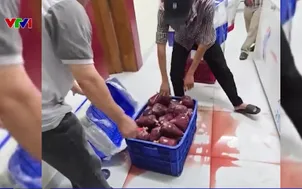 Triệt phá thêm đường dây làm giả thịt bò 